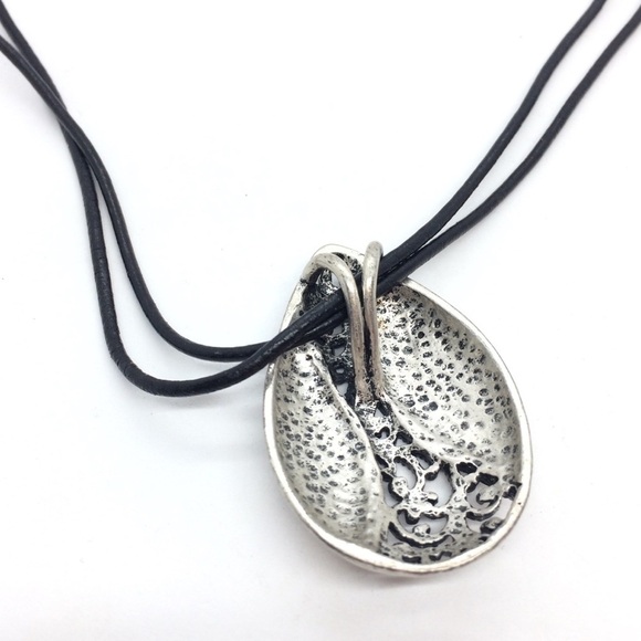3/$30 PREMIERE DESIGNS METALLIC SILVER SHELL CORD NECKLACE - Picture 11 of 11